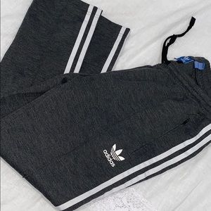 *CLOSET SALE-OFFER/BUNDLE* 
Cropped Adidas pants